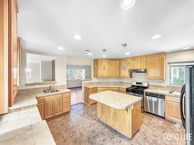 Foto del edificio - Beautiful 4BD/2BA W/ Large Backyard, AC, a...