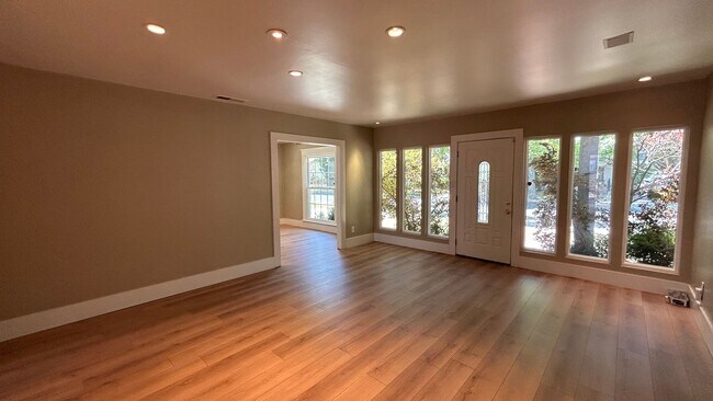 Building Photo - 534 Adam Ave