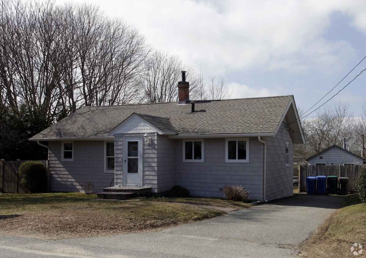 313 Wolcott Ave, Middletown, RI 02842 Apartments in Middletown, RI