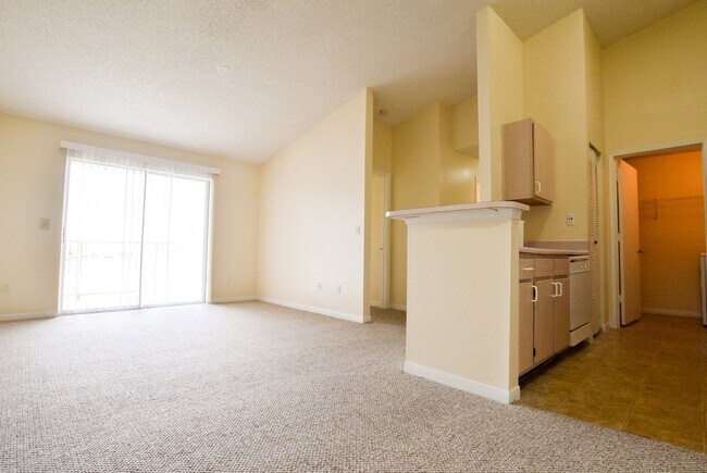 Foto del edificio - Charming 2 Bed 2 Bath Second Floor Gated C...