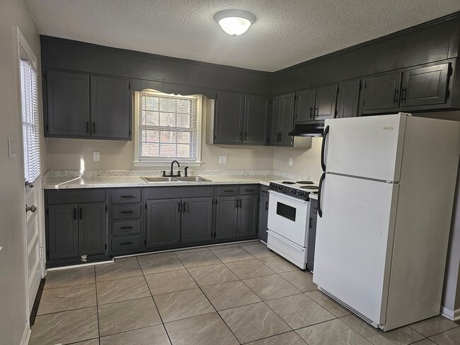 Building Photo - New Listing