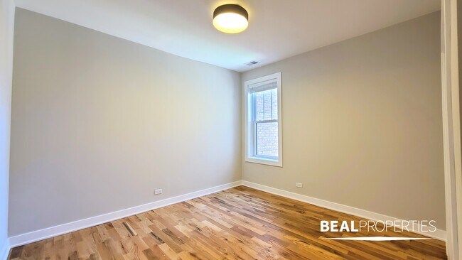 Foto del edificio - 654 W Wrightwood Ave