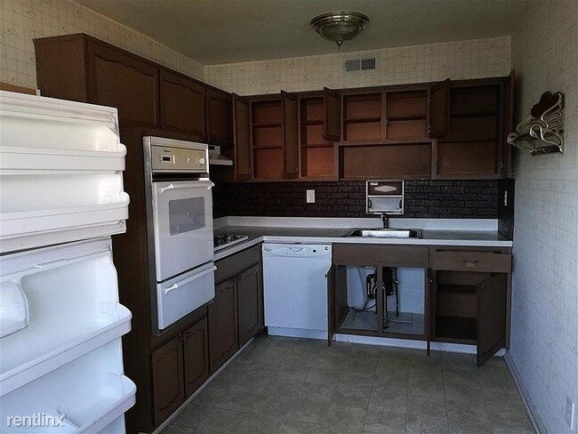 Building Photo - 3 br, 2.5 bath Townhome - 3419 Brookview Road