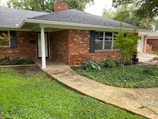 Building Photo - Adorable 3 Bedroom with recent updates you...