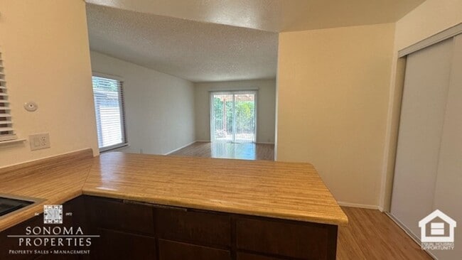Foto del edificio - 2-bedroom, 2-bathroom Duplex in Sonoma!
