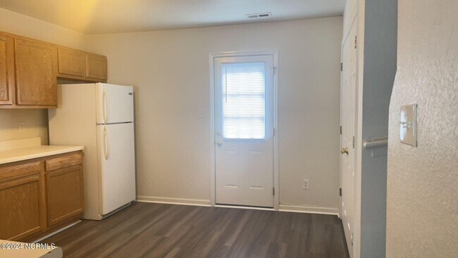 Building Photo - 60 Rainbow Dr