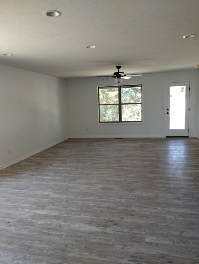 Foto del edificio - New 3 Bedroom 2.5 Bathroom Springfield Home