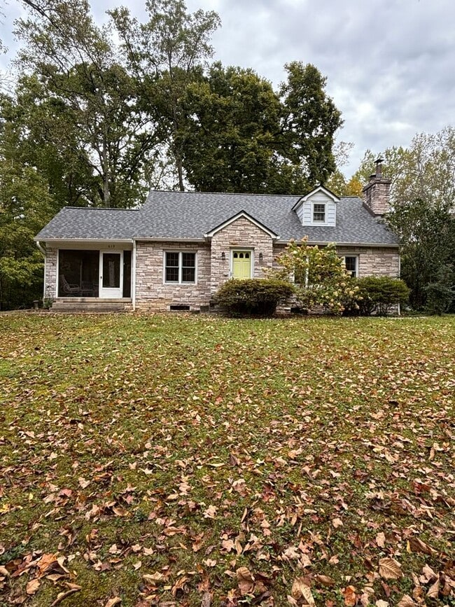 Building Photo - 619 White Oak Dr