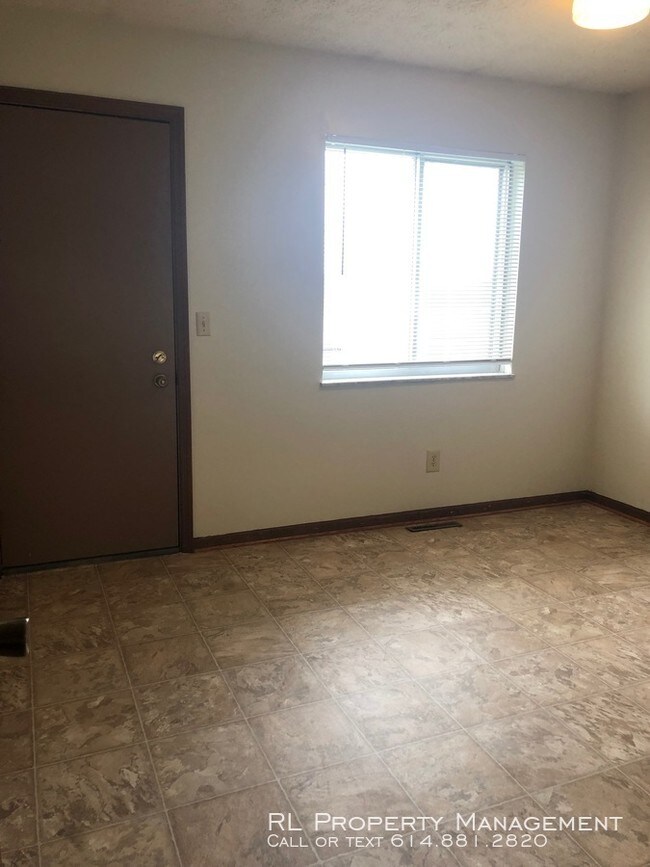 Building Photo - 2 bedroom 1.5 bathroom duplex in Reynoldsburg