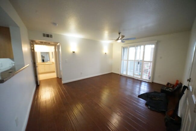 Building Photo - SHOWINGS AVAILABLE NOW
