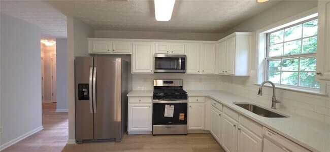 Building Photo - 3458 Hill Pond Dr NE