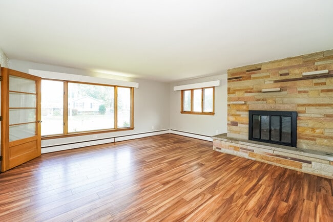 Building Photo - 150 E 272nd St