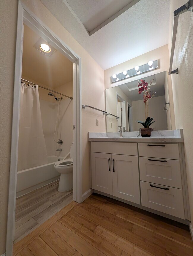 Foto del edificio - 4316 W Lake Sammamish Pky SE