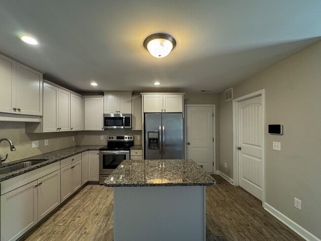Foto del edificio - 3 Bed 2.5 Bath Home with Spacious Fenced Backyard