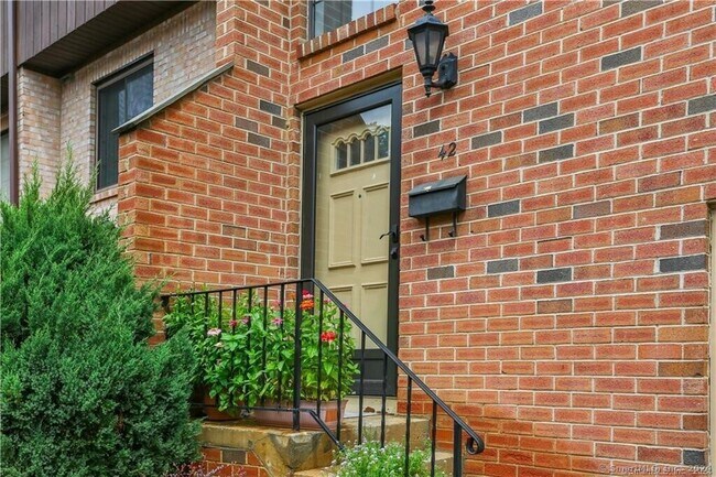 Foto del edificio - 237 Strawberry Hill Ave