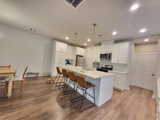 Foto del edificio - 6615 Ezzard Charles Ln