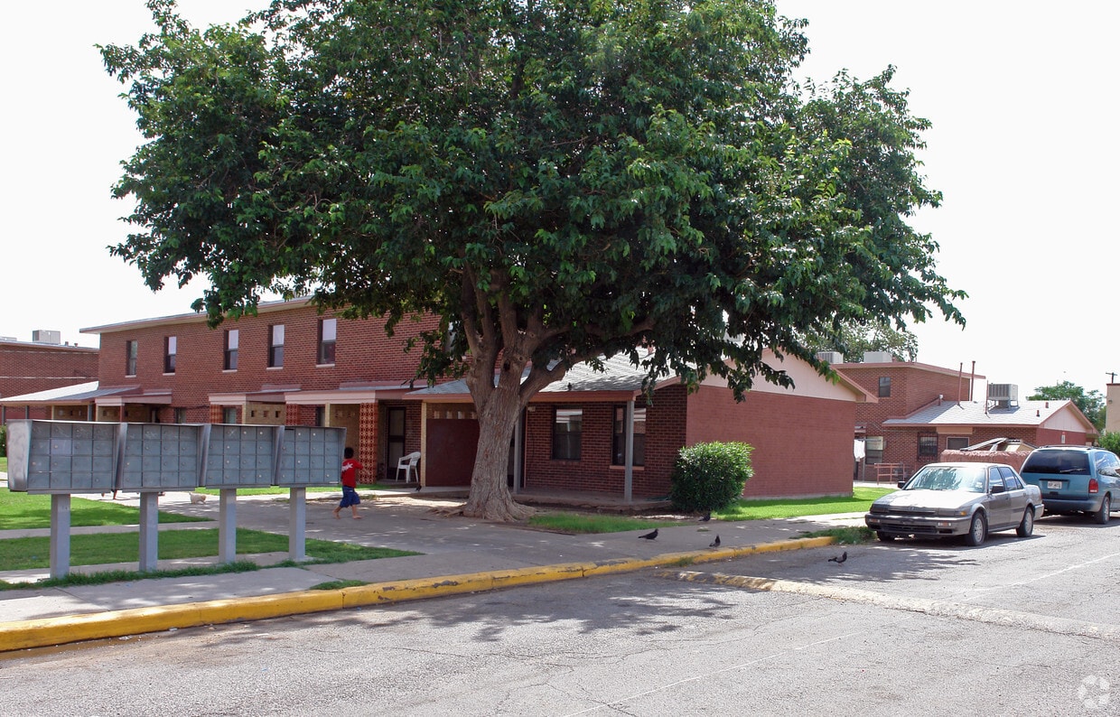 Building Photo - 2021 Cypress Ave
