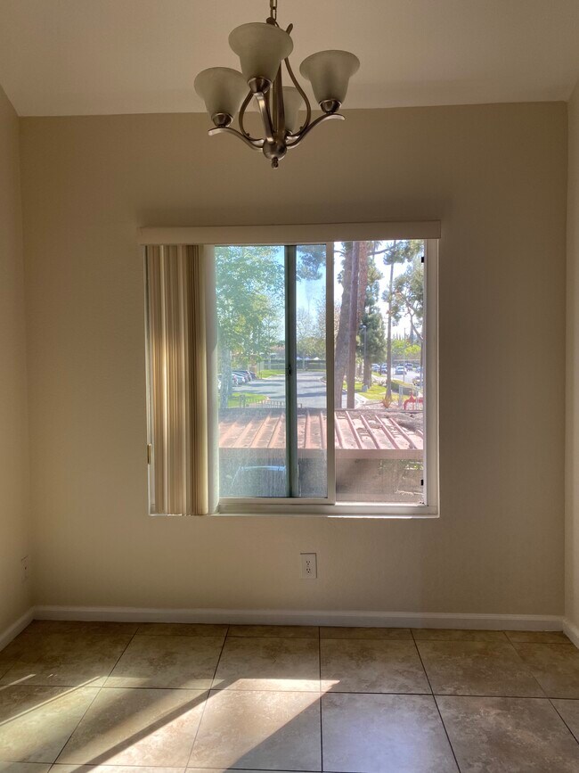 Área de comedor - 408 N Imperial Ave