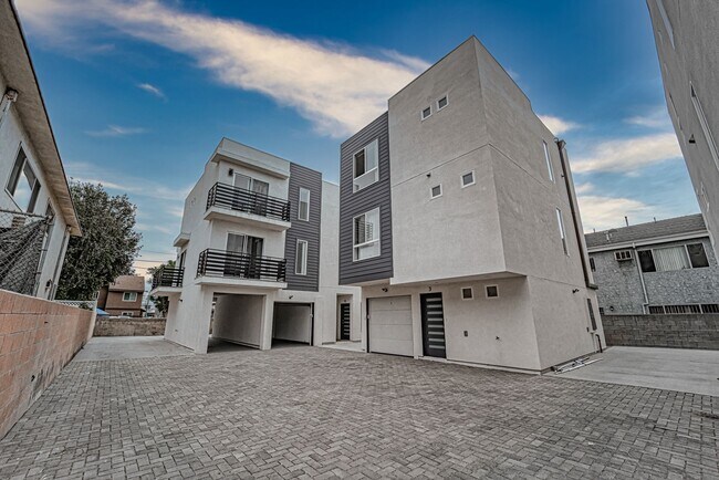 Foto del edificio - 6926 Morella Ave