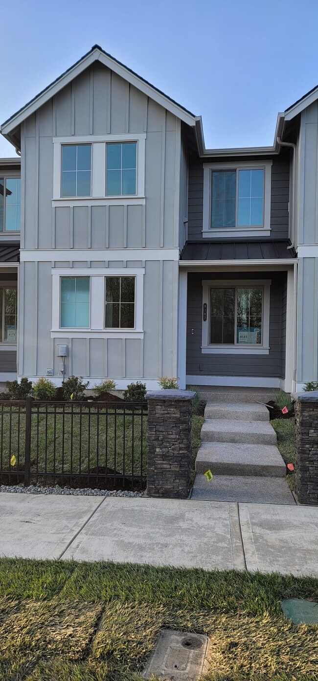 Entrada principal limpia y mantenida por HOA - 8183 SE Vermont St