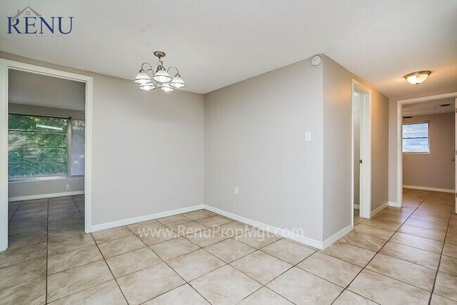 Foto del edificio - Now Available!