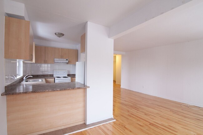 Building Photo - 4590 Chemin Queen Mary
