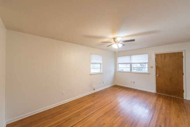 Foto del edificio - 2 Bedroom 1 Bathroom Home With Carport.