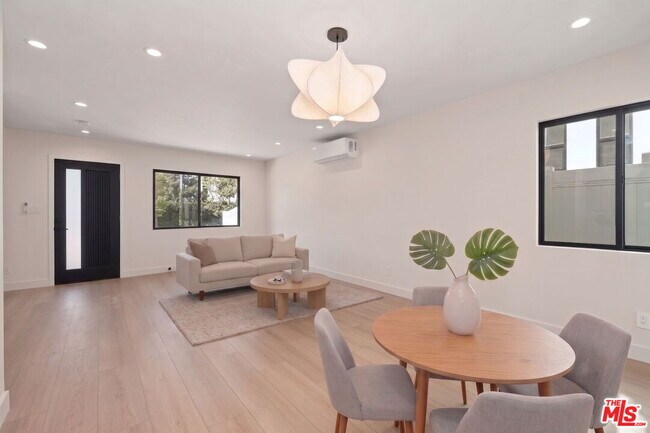 Foto del edificio - 5843 Whitworth Dr