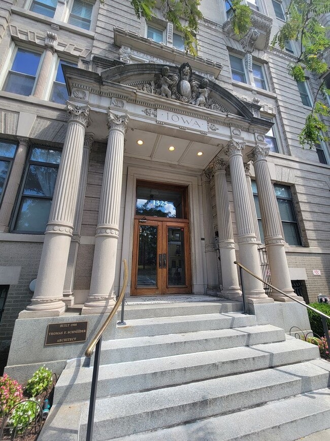 Building Photo - Spacious 2BR, 2BA in the heart of the City...
