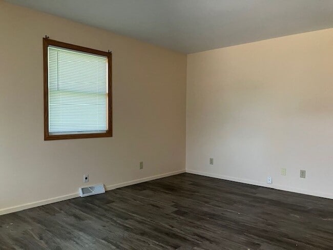 Building Photo - Kenosha Properties