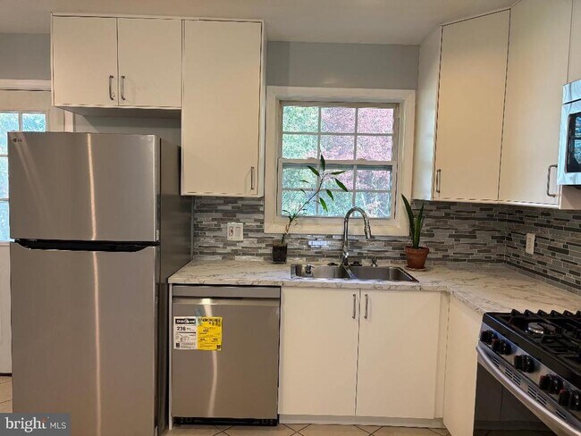 Foto del edificio - 5315 Manorfield Rd