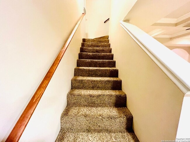 Building Photo - Beautiful Town Home in the Heart of San An...