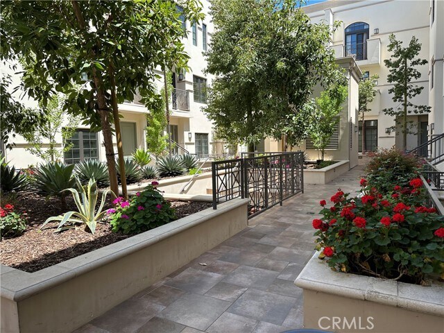 Building Photo - 288 S Oakland Ave