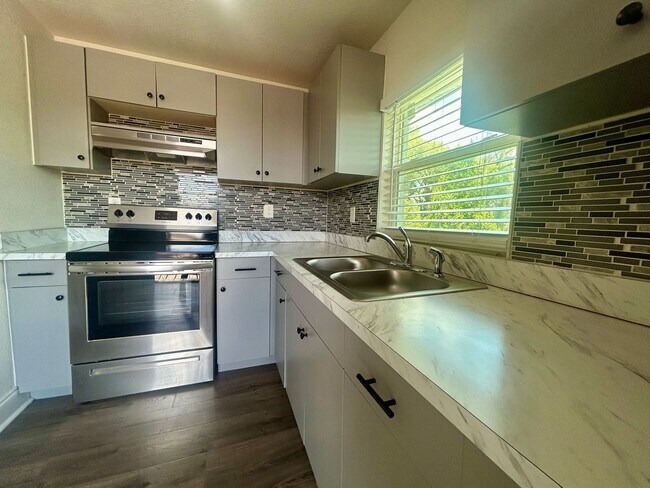 Building Photo - 2 Bedroom, 1 Bathroom Home!