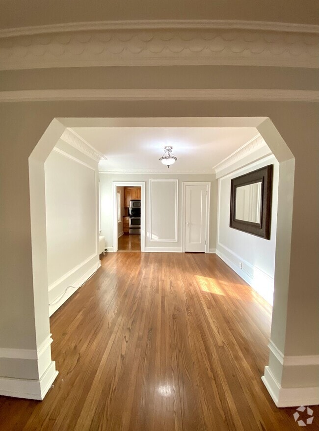 Building Photo - 807 W 48th St
