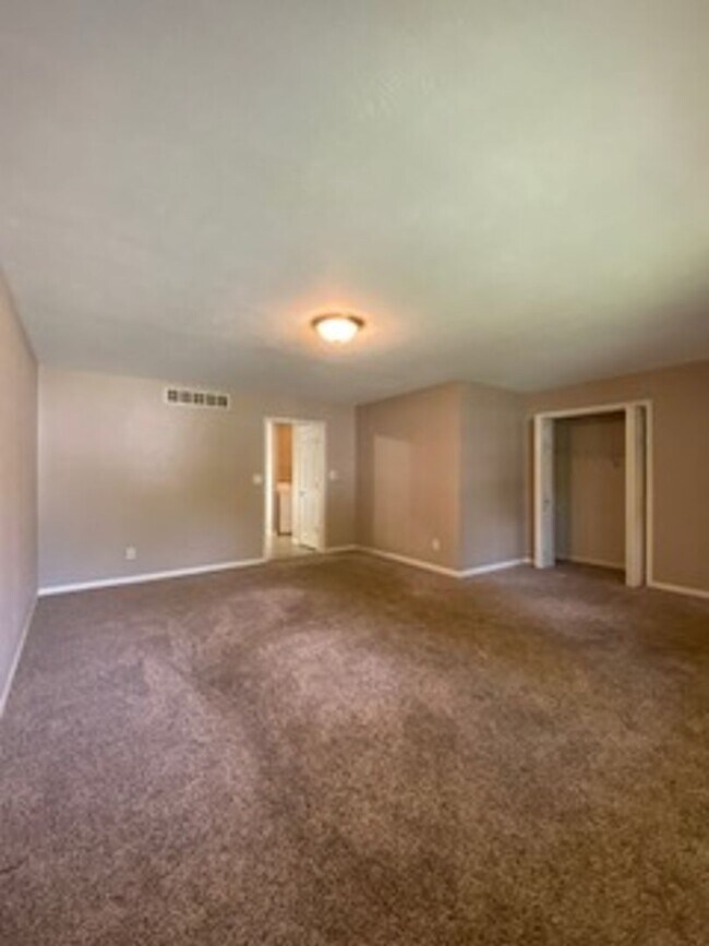 Building Photo - 2 Bedroom 1.5 Bath Home Available in Elkhart!