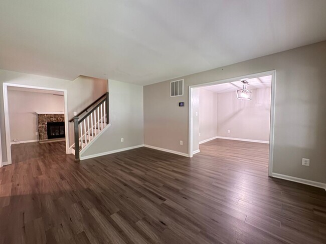 Building Photo - Stunning 4 Bed 3.5 Bath Home With Deck And...