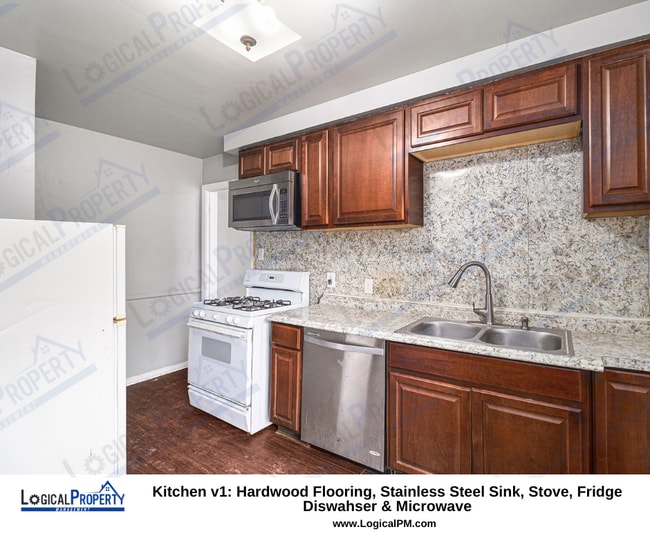 Building Photo - 3 BR/1 BA TownHouse: ALL Appliances, Hrdwd...