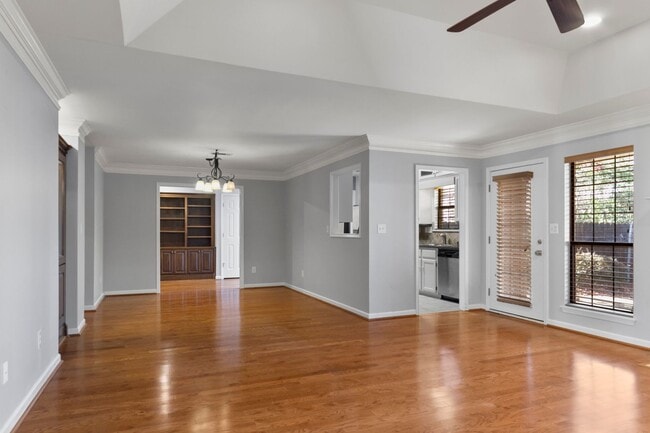 Building Photo - 2013 Fox Ridge Rd