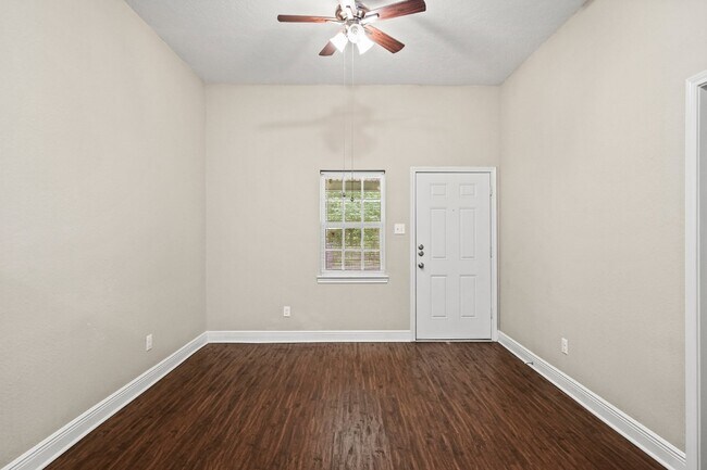 Foto del edificio - One of a kind, adorable 2 bed/1bath