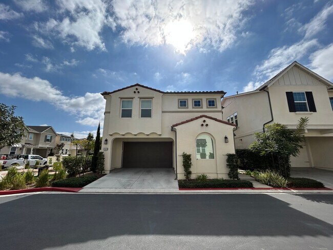 Foto del edificio - Stunning 4 Bedroom 3 Bath Plus Loft Home in Costa Mesa