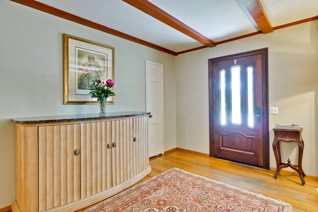 Building Photo - Fully Furnished Older expanded Park Hills/...