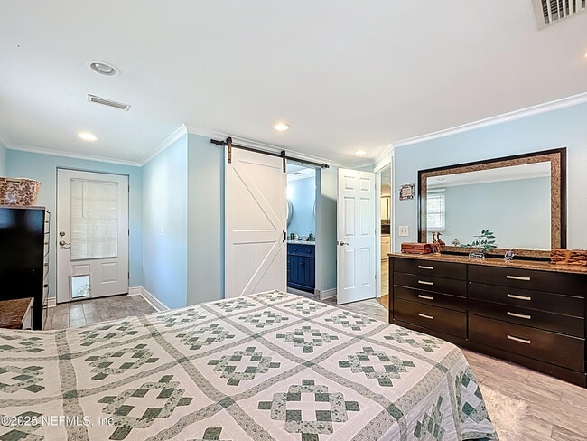 Foto del edificio - 2829 Goldenrod Cir E