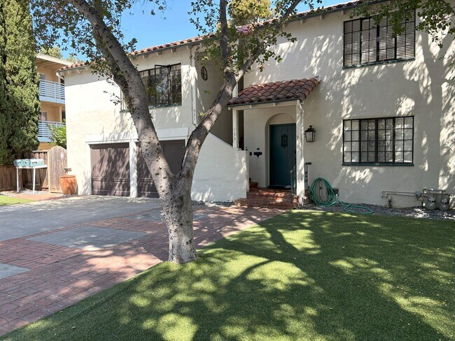 Foto del edificio - Newly Updated Second-Floor Studio in Palo Alto!