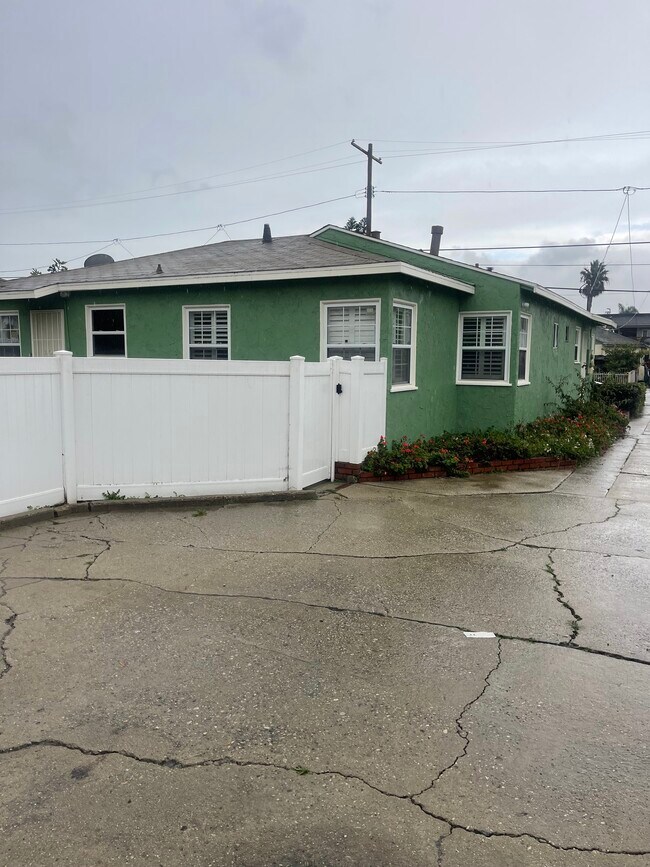 Building Photo - 1631 Del Amo Blvd