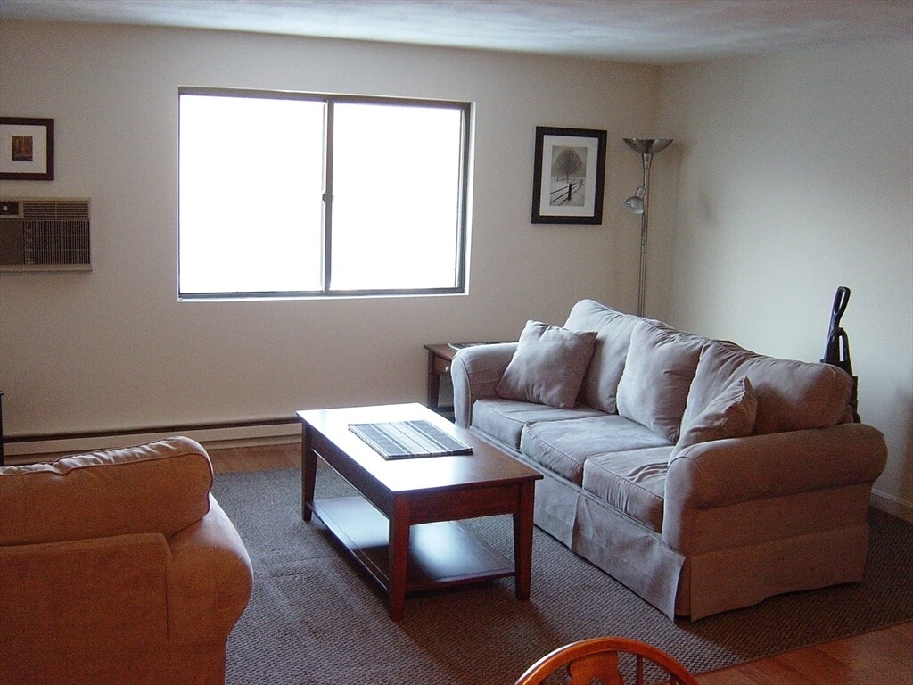 Foto del edificio - 10 Basswood Ave