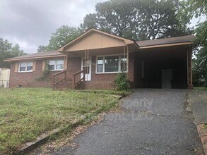 Building Photo - 4047 Village Dr