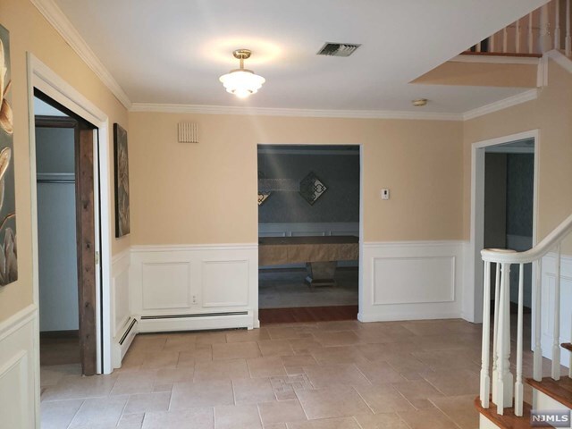 Building Photo - 368 N Farview Ave