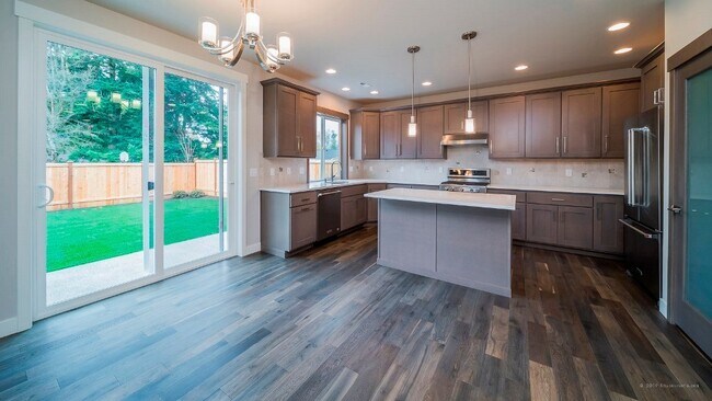 Building Photo - Move in ready & spacious 4bd 2.5 ba 2 car ...