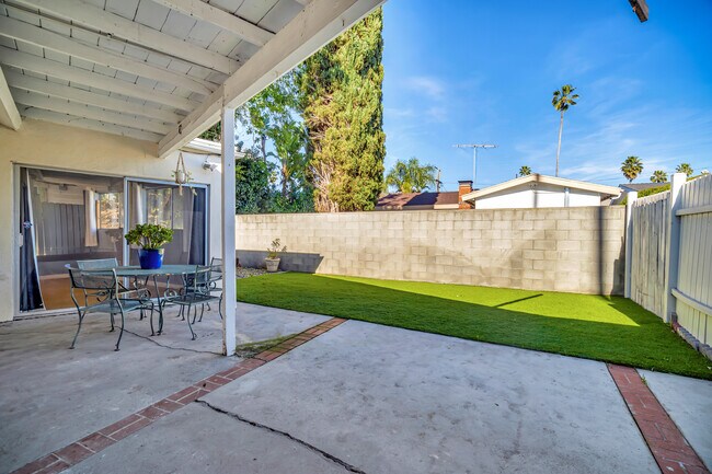 Foto del edificio - 15157 Valleyheart Dr